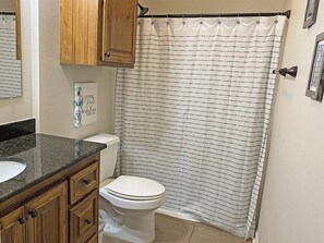 Shower, towels - Lemonade Escapade Walk to Beach Pet Friendly (Grand Isle)