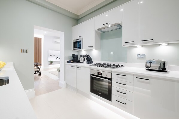 Fridge, microwave, oven, stovetop -  Luxury 2 Bed Flat in South Ken, at the ♥️ of Central London, w/ Garden & AC (Greater London)