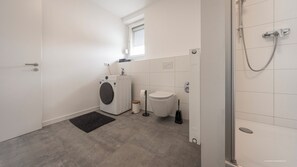 Haartrockner, Handtücher, Toilettenpapier