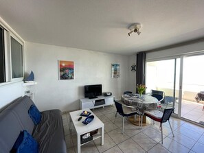 TV - One-bedroom apartment with terrace, AC and parking in Capbreton (Capbreton)