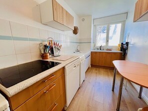 Réfrigérateur, micro-ondes, plaque de cuisson, lave-vaisselle