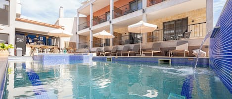 Piscina externa sazonal, guarda-sóis, espreguiçadeiras