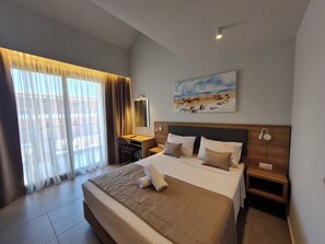 Comfort Double Room | Soundproofing, free WiFi, bed sheets - Maltepe Luxury Accommodation By Travelpro Services (Kassandra)