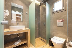 Dusche, kostenlose Toilettenartikel, Haartrockner, Hausschuhe