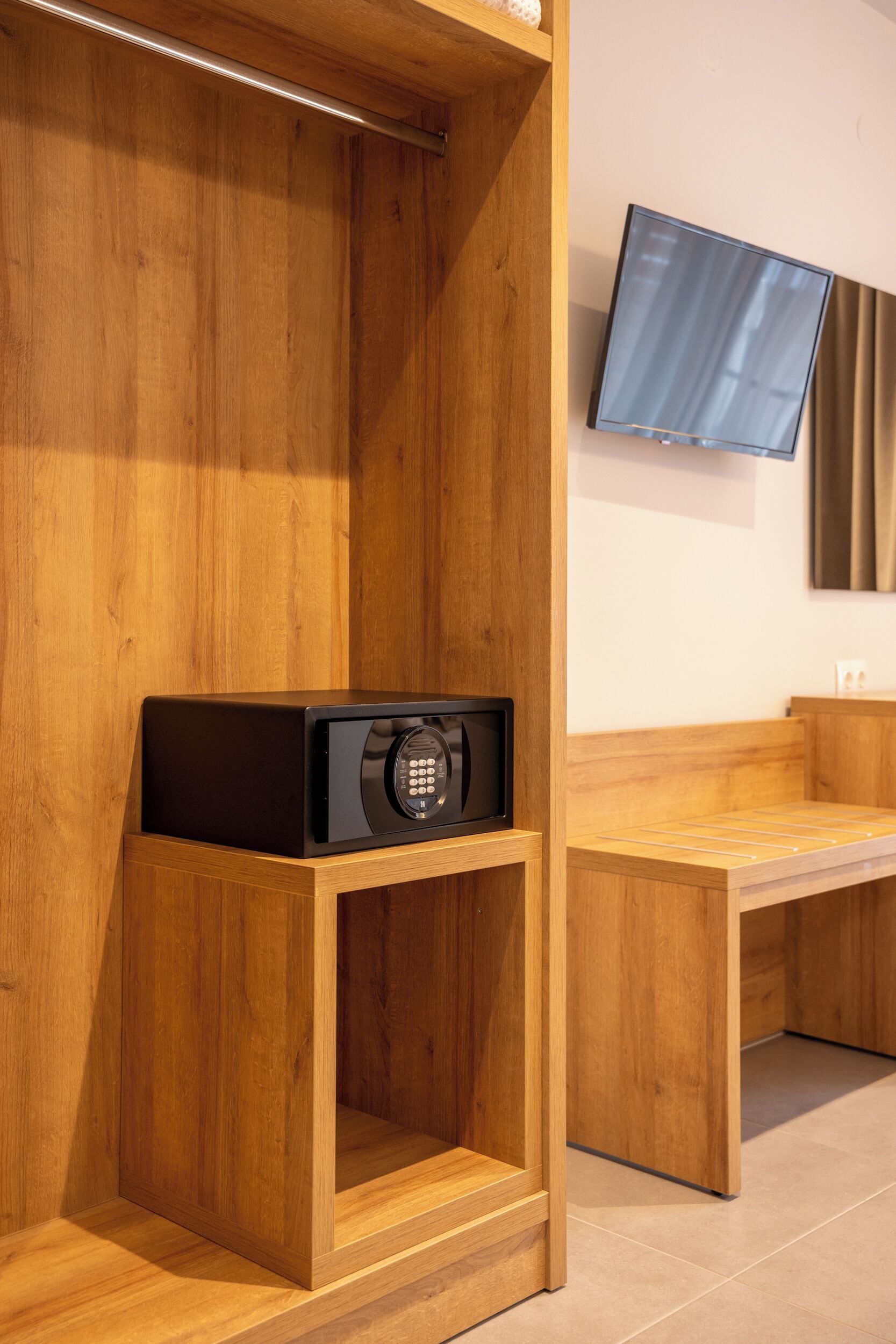 Doppel- oder Zweibettzimmer, Poolblick | Schrank