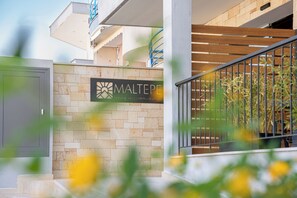 Property entrance - Maltepe Luxury Accommodation (Kallithea)