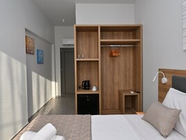 Habitación con 1 cama doble o 2 individuales, balcón | Armario