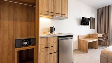 Double or Twin Room, Pool View | Wardrobe