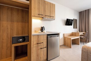 Dubbelrum eller tvåbäddsrum - utsikt mot poolen | Garderob