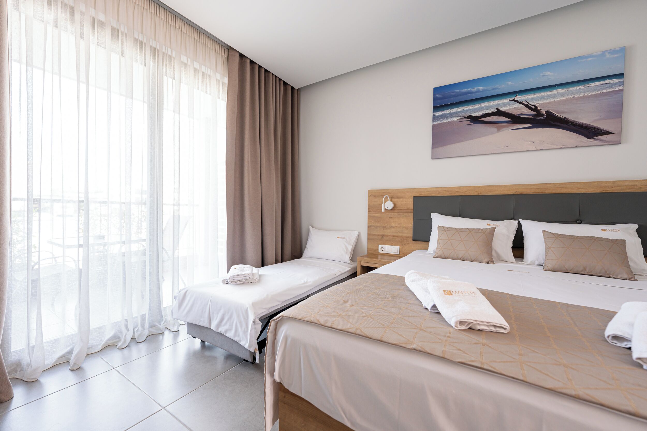Habitación con 1 cama doble o 2 individuales, vistas a la ciudad | Camas supletorias