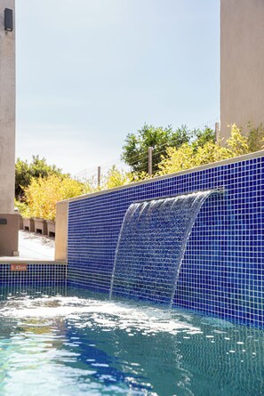 En säsongsöppen utomhuspool