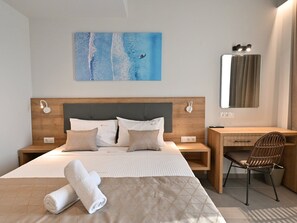 City Quadruple Room | Soundproofing, free WiFi, bed sheets - Maltepe Luxury Accommodation By Travelpro Services (Kassandra)