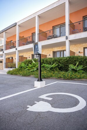 Electric vehicle charging station