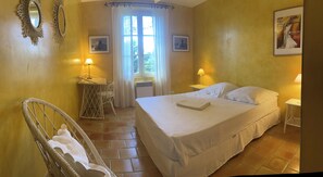 4 quartos, escrivaninha, ferros/tábuas de passar roupa, berço de viagem