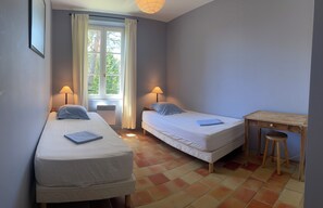 4 soverom, skrivebord, strykejern/-brett og reiseseng for barn