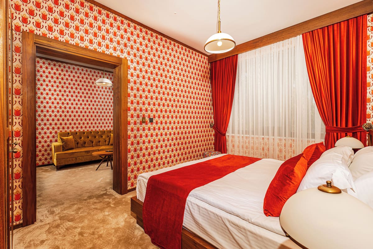 Premium Suite, Courtyard View