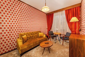 Suite Premium, vistas al patio | Zona de estar | Smart TV de 32 pulgadas con canales por satélite