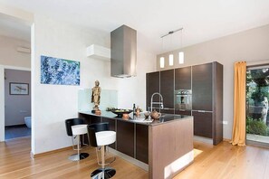 Een koelkast, een oven, een vaatwasser, een koffiezetapparaat/waterkoker