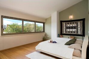 3 slaapkamers, een strijkplank/strijkijzer, gratis wifi, beddengoed