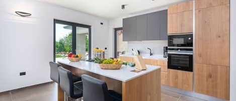 Réfrigérateur, micro-ondes, four, lave-vaisselle