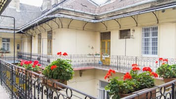 Deluxe Apartment, Courtyard View | Terrace/patio