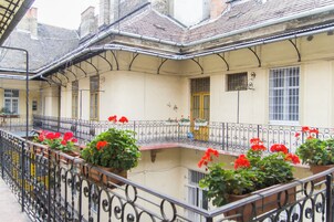 Deluxe Apartment, Courtyard View | Terrace/patio
