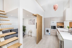 Deluxe Διαμέρισμα, Θέα στην Αυλή | Περιοχή καθιστικού | Τηλεόραση Smart 32 ιντσών με καλωδιακά κανάλια
