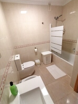 Secadora de cabello, bidet, toallas, papel de baño 