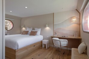 Premium Room | In-room safe, desk, laptop workspace, soundproofing - La Peniche - Bed And Bicycle - Vienne (Sainte-Colombe)