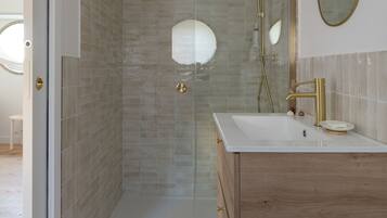 Habitación Premium | Baño | Amenidades de baño gratuitas y secadora de cabello