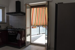 Kylskåp, mikrovågsugn, ugn och spishäll