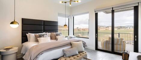 4 habitaciones, escritorio y tabla de planchar con plancha