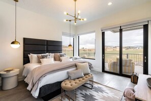 4 slaapkamers, een bureau, een strijkplank/strijkijzer, reisbedje