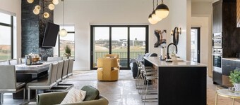 High-End Pool Gem ~ Upscale Golf Community ~ Views