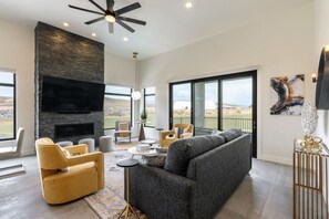 Televisión y chimenea 