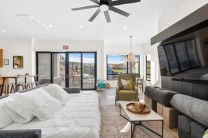 Televisión y chimenea 