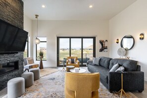 Televisión y chimenea 