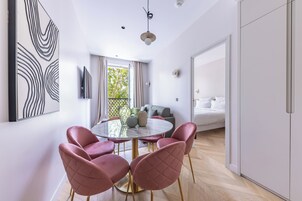 Deluxe Apartment | Dining room