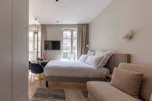 Hypo-allergenic bedding, in-room safe, laptop workspace, blackout drapes