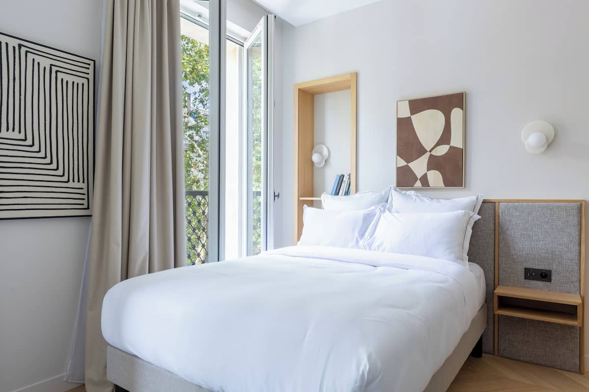 Deluxe Studio | 1 bedroom, hypo-allergenic bedding, in-room safe, laptop workspace