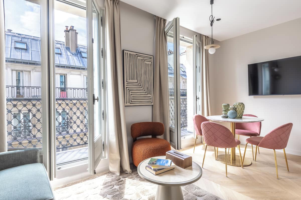 Superior Apartment | Living area | 50-cm Smart TV with satellite channels, Netflix, streaming services