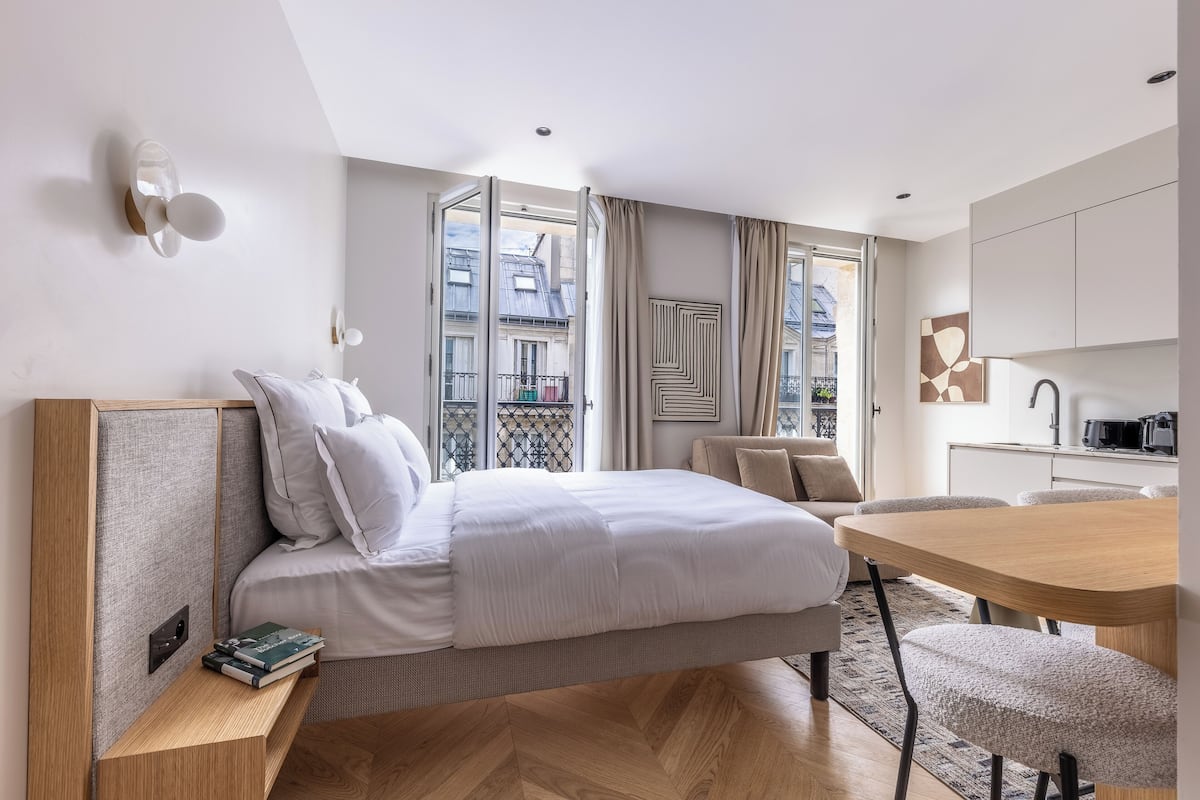 Signature Studio | 1 bedroom, hypo-allergenic bedding, in-room safe, laptop workspace