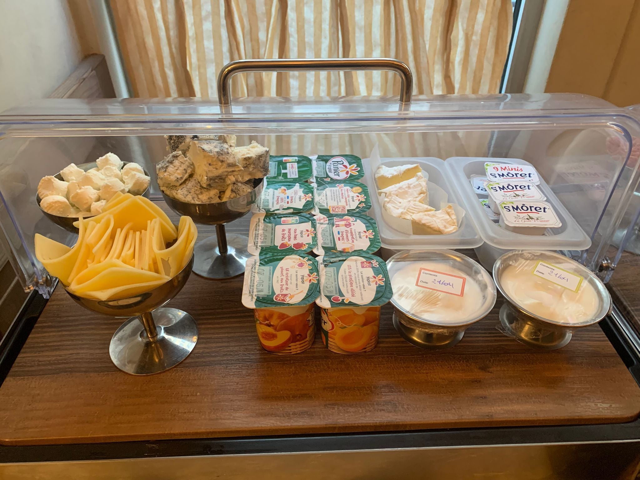 Exhibición de alimentos con diversos productos lácteos como queso, yogur y helado.