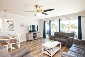 TV - Beautifully renovated overlooking Hole 2 and pool (destin)