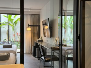 Minibar con artículos gratuitos y caja de seguridad en la habitación