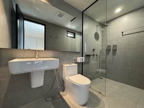 Shower, rainfall showerhead, free toiletries, hair dryer - POR Singharat (Chiang Mai)