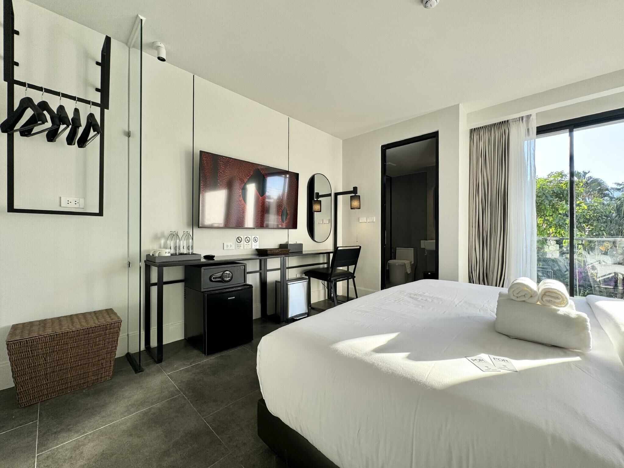 Comfort Double Room | Free minibar, in-room safe, individually furnished, desk