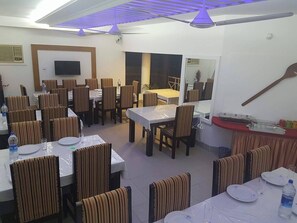 Desk, free WiFi, bed sheets - Nagar Valley Hotel Ltd. (Dhaka)