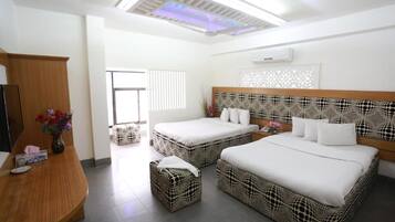 Premier Quadruple Room | Desk, free WiFi, bed sheets
