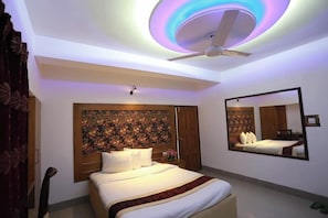 Deluxe Room | Desk, free WiFi, bed sheets